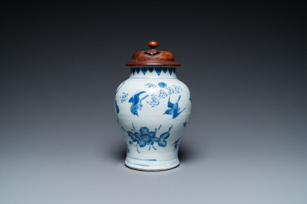 Vase en porcelaine de Chine en bleu et blanc &agrave; d&eacute;cor d'oiseaux parmi des branches fleuries, &eacute;poque Transition