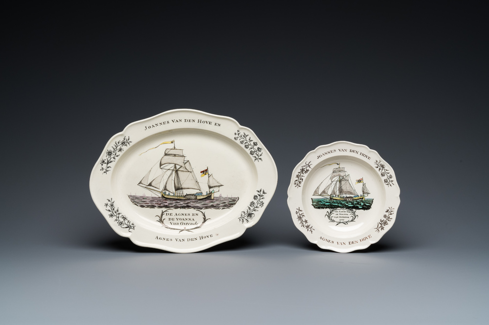 Een Engelse creamware schotel en bord met een schip en opschrift 'Joannes en Agnes van den Hove - Ostende', Wedgwood, gedat. 1785