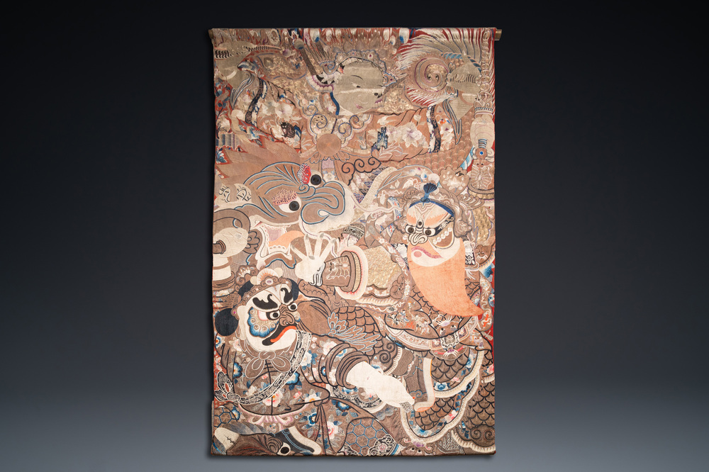 Grande tapisserie murale en soie brod&eacute;e aux fils m&eacute;talliques &agrave; d&eacute;cor d'une sc&egrave;ne d'op&eacute;ra, Chine, 19&egrave;me