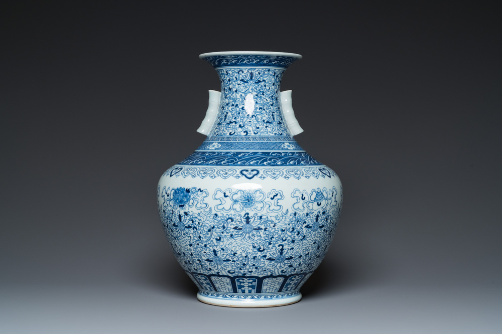 Grand vase 'hu' en porcelaine de Chine en bleu et blanc &agrave; d&eacute;cor bajixiang, marque de Qianlong, R&eacute;publique