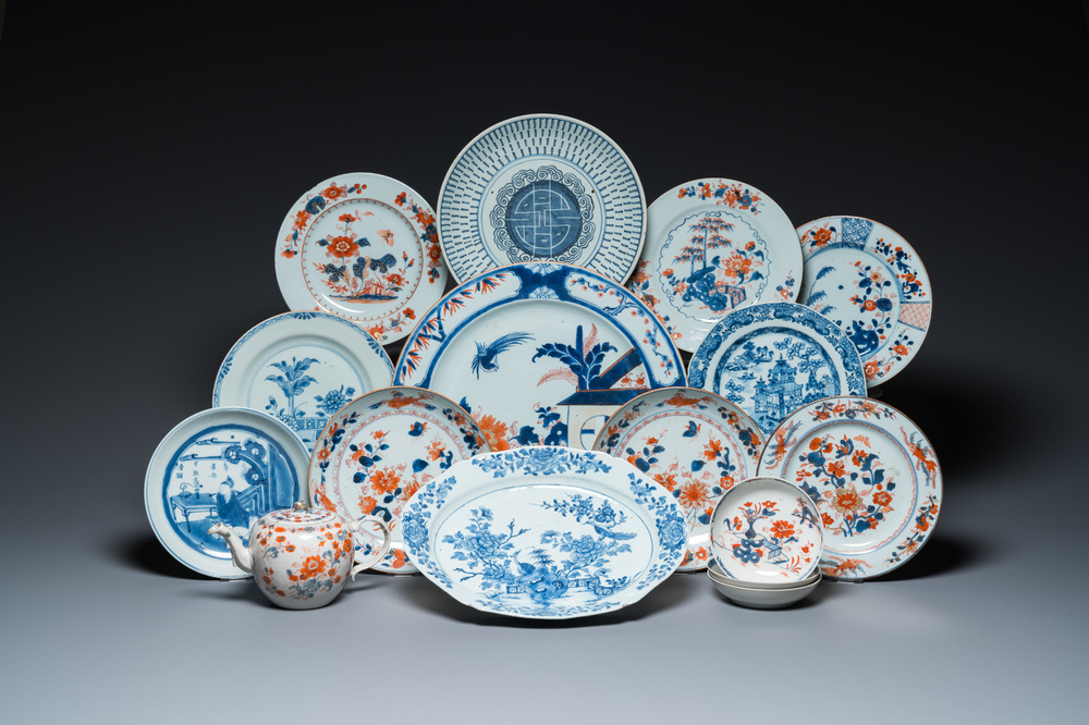 15 plats et une th&eacute;i&egrave;re en porcelaine de Chine en bleu et blanc et de style Imari, Kangxi et post&eacute;rieur