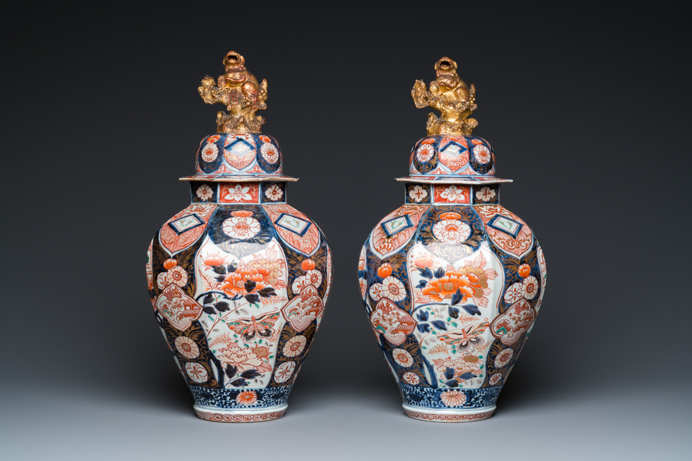 A pair of Japanese Imari vases and covers, Edo, 17/18th C.