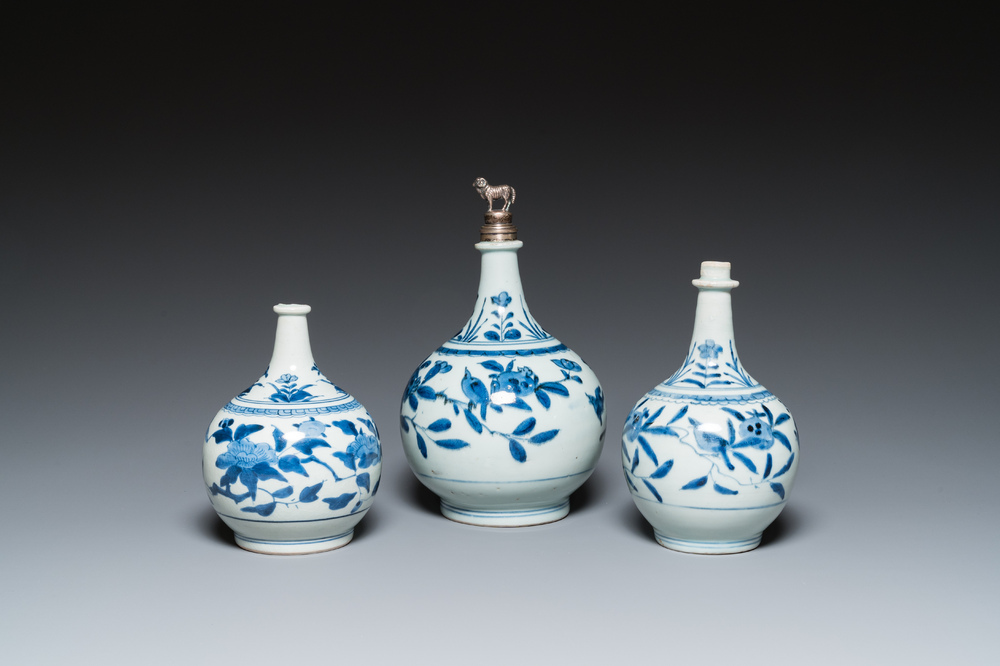 Trois bouteilles de pharmacie en porcelaine Arita de Japon en bleu et blanc, Edo, 18&egrave;me