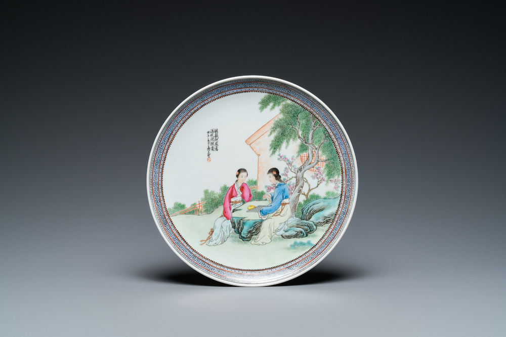 Plat en porcelaine de Chine famille rose &agrave; d&eacute;cor de femmes jouant au go, marque de Wanglong Fu 王隆夫, dat&eacute; 1954