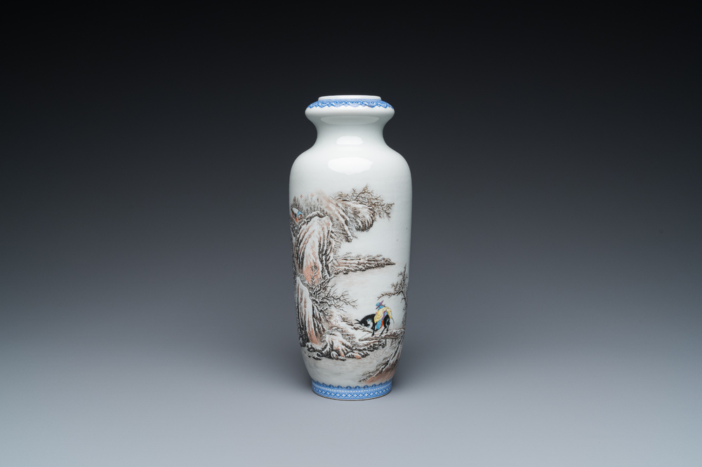 Vase en porcelaine de Chine &agrave; d&eacute;cor d'un paysage hivernale, sign&eacute; He Xuren 何許人, dat&eacute; 1934