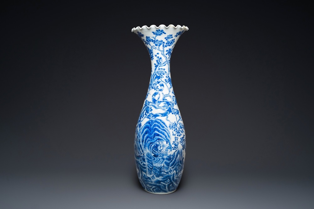 Exceptionnel grand vase en porcelaine Arita de Japon en bleu et blanc &agrave; d&eacute;cor de tigres, Meiji, 19&egrave;me