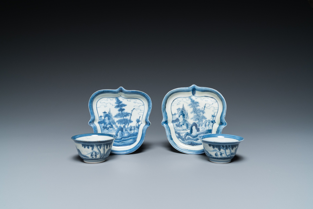 Een paar blauw-witte Japanse Arita 'van Frytom'  koppen met schildvormige schotels, Chenghua merk, Edo, 18e eeuw