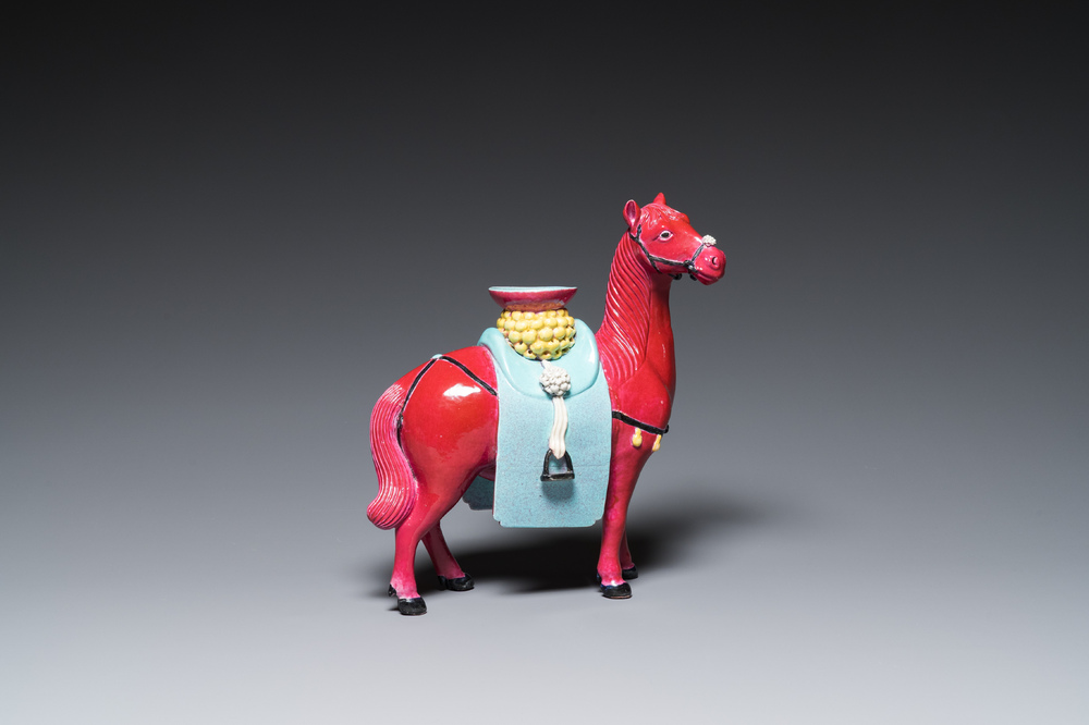 Cheval en porcelaine de Chine &agrave; fond rouge de rubis, 19/20&egrave;me