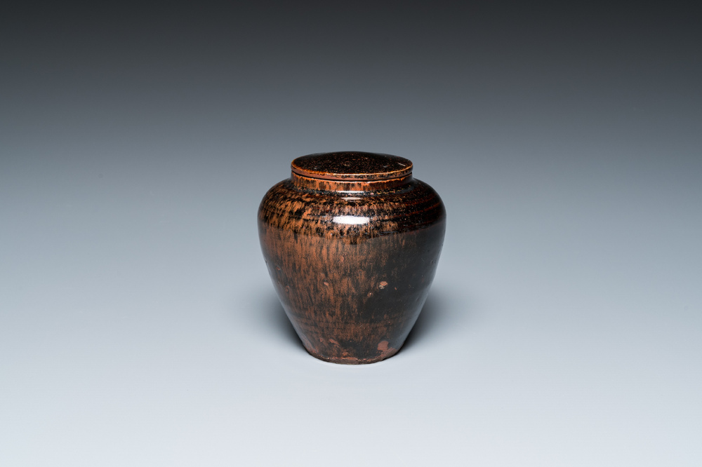 A Japanese Takatori stoneware tea caddy and cover, Edo, 17/18th C.