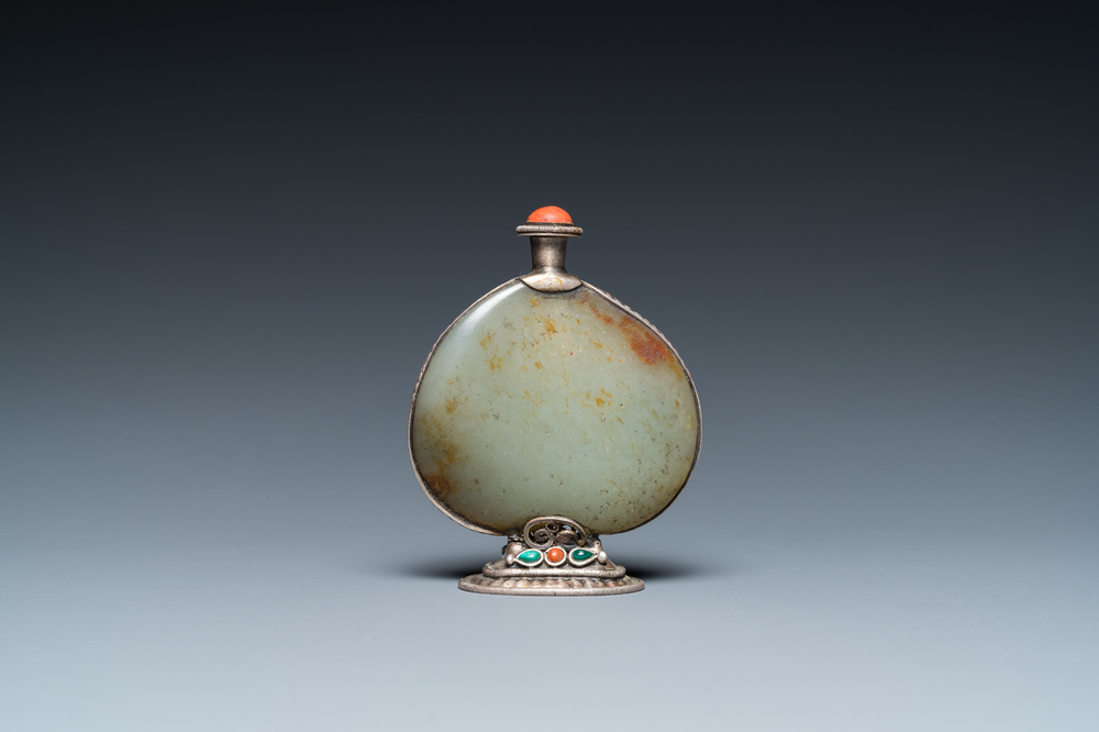 A Chinese jade and silver snuff bottle, 19th C.