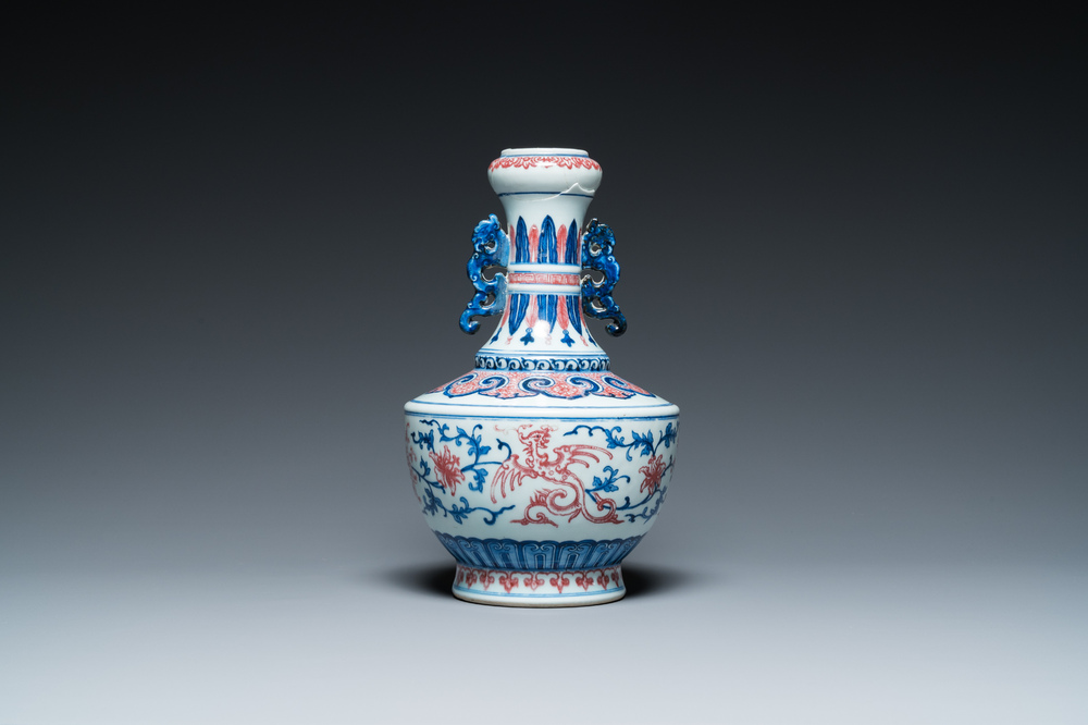Vase en porcelaine de Chine en bleu, blanc et rouge de cuivre &agrave; d&eacute;cor de ph&eacute;nix, 19/20&egrave;me