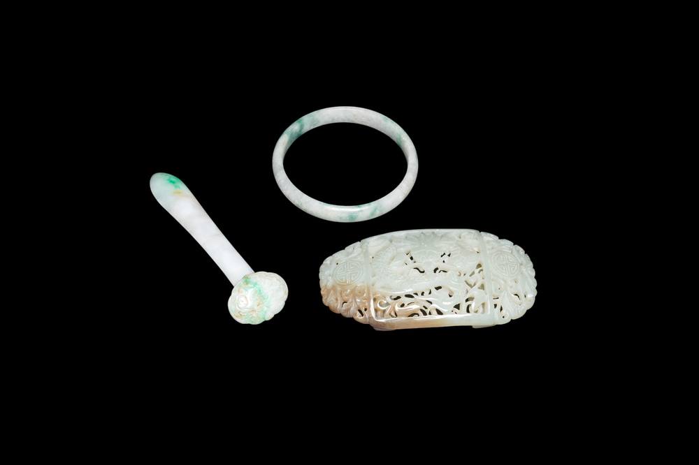 A Chinese jade bangle, a miniature ruyi hairpin and a reticulated belt buckle, 19/20th C.