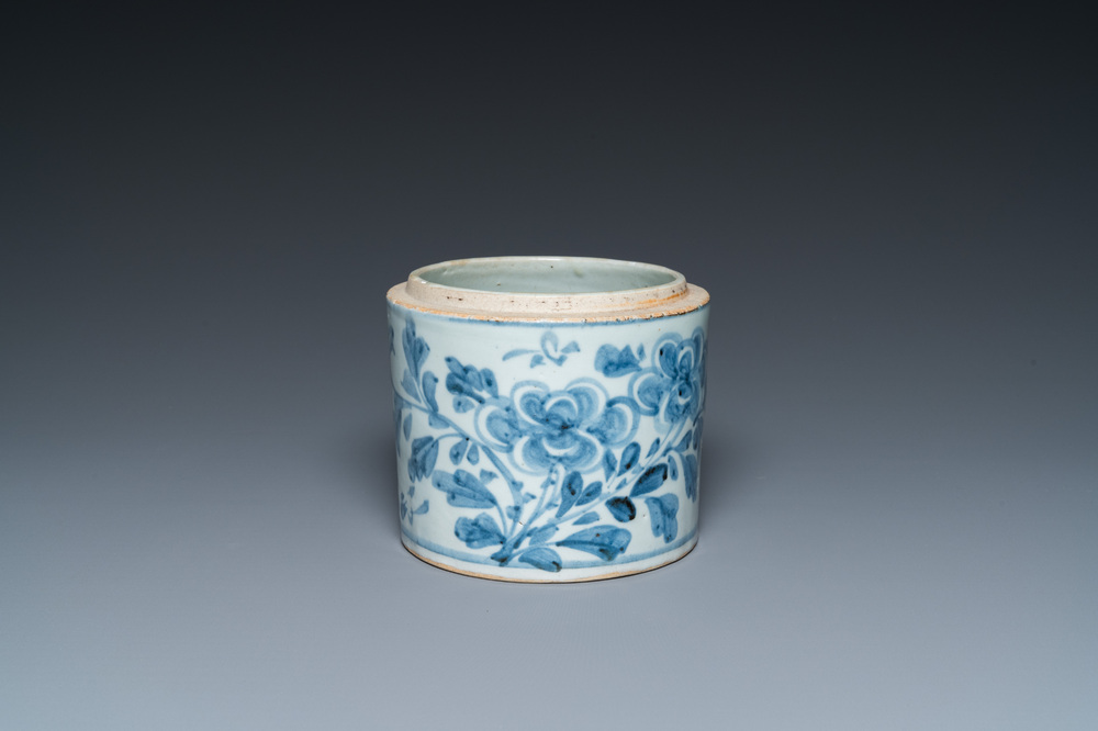 Een Koreaanse blauw-witte pot met floraal decor en kalligrafie, Joseon, 18e eeuw