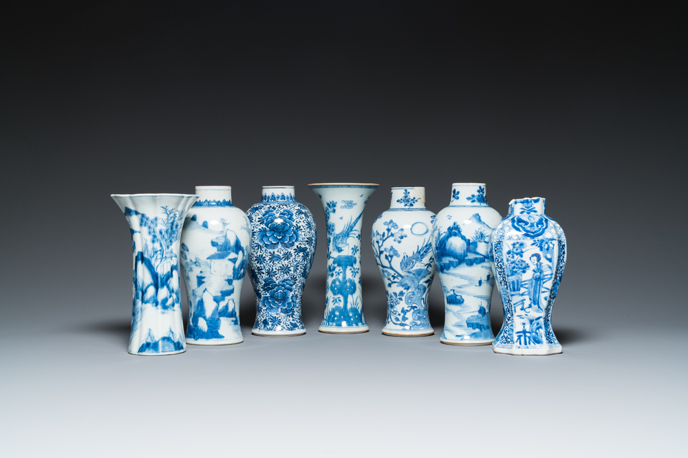 Sept vases en porcelaine de Chine en bleu et blanc, Kangxi