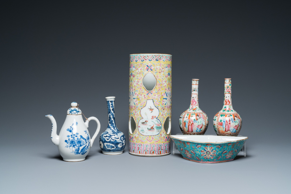 Quatre vases en porcelaine de Chine famille rose, un bol et une verseuse couverte en bleu et blanc, 19&egrave;me