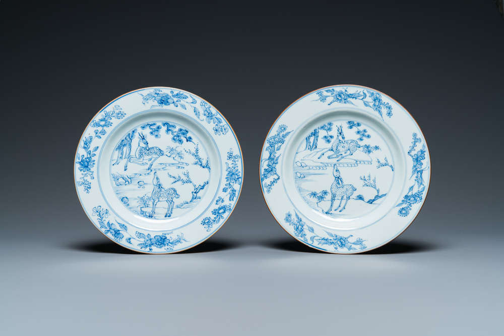 Paire d'assiettes en porcelaine de Chine en bleu et blanc &agrave; d&eacute;cor de cerf, Yongzheng