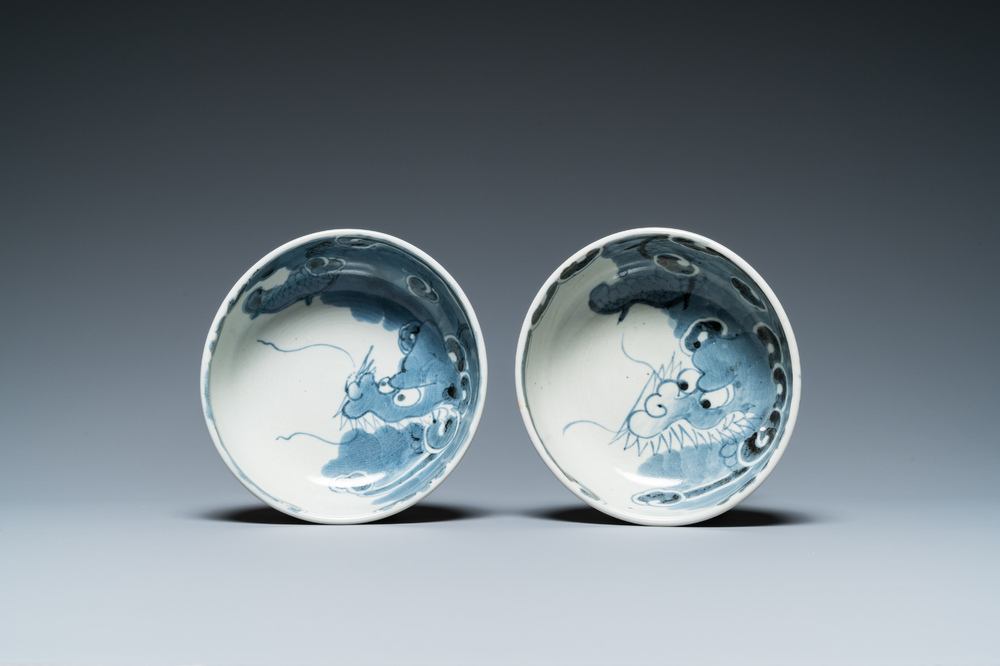 Paire de bols aux dragons en porcelaine Arita de Japon en bleu et blanc, Edo, 18&egrave;me