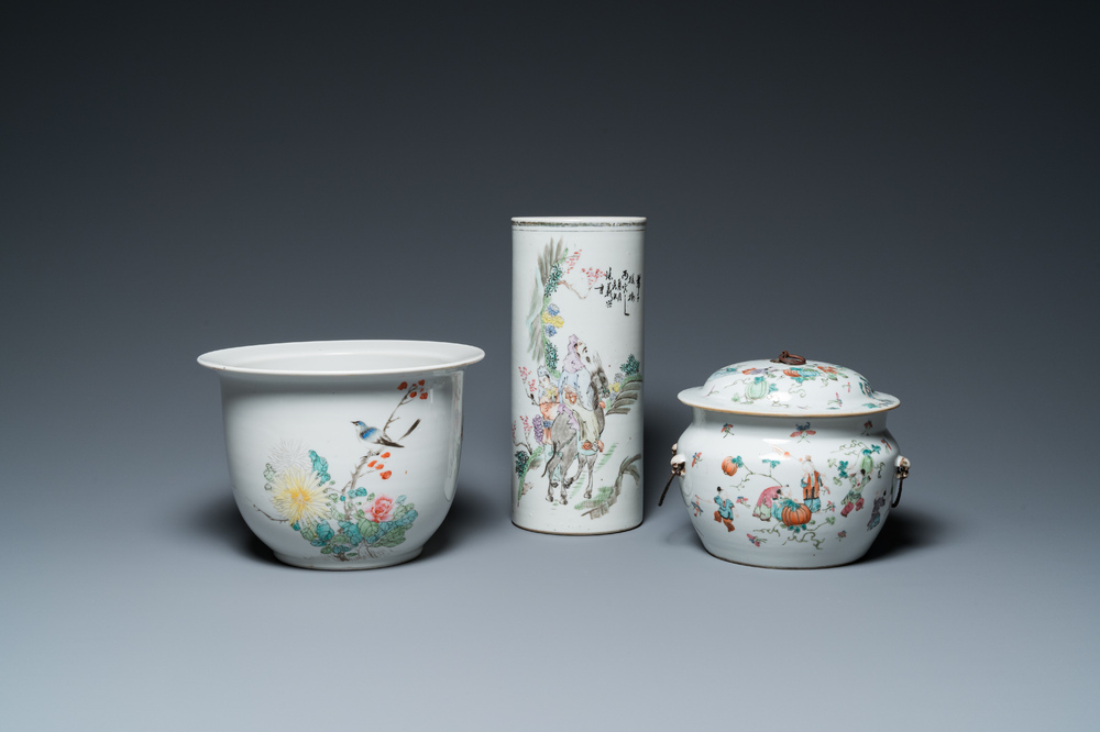 A Chinese qianjiang cai hat stand, a jardini&egrave;re and a famille rose bowl and cover, 19/20th C.