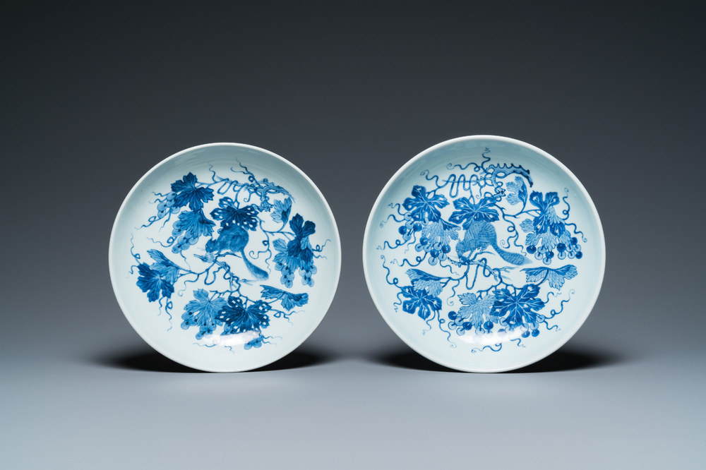 Een paar Chinese blauw-witte schotels met eekhoorns en druivenranken, Qianlong