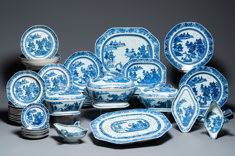 Service &agrave; 53 pi&egrave;ces en porcelaine de Chine en bleu et blanc, Qianlong