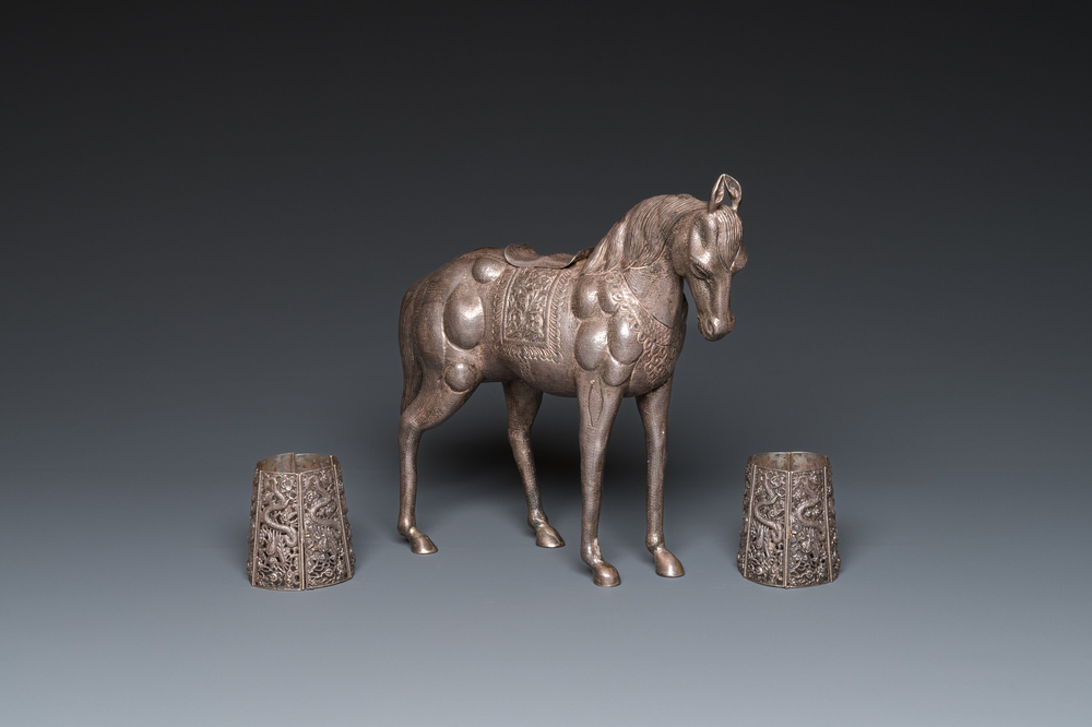 Een Chinees zilveren model van een paard en een paar armbanden, 19/20e eeuw