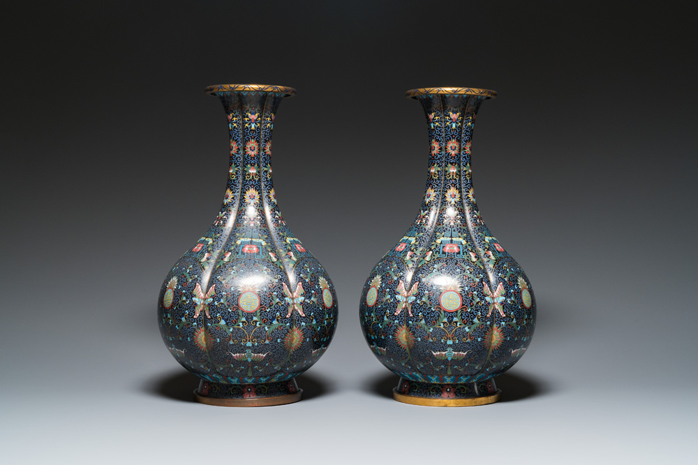 Paire de grands vases de forme bouteille en &eacute;maux cloisonn&eacute;s &agrave; d&eacute;cor de chauve-souris et caract&egrave;res shou, Chine, 19&egrave;me