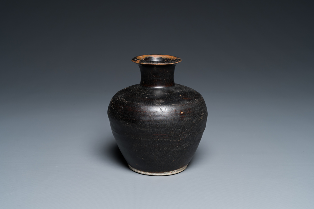 A Vietnamese black-glazed vase, L&ecirc; triều 家黎, 14/15th C.
