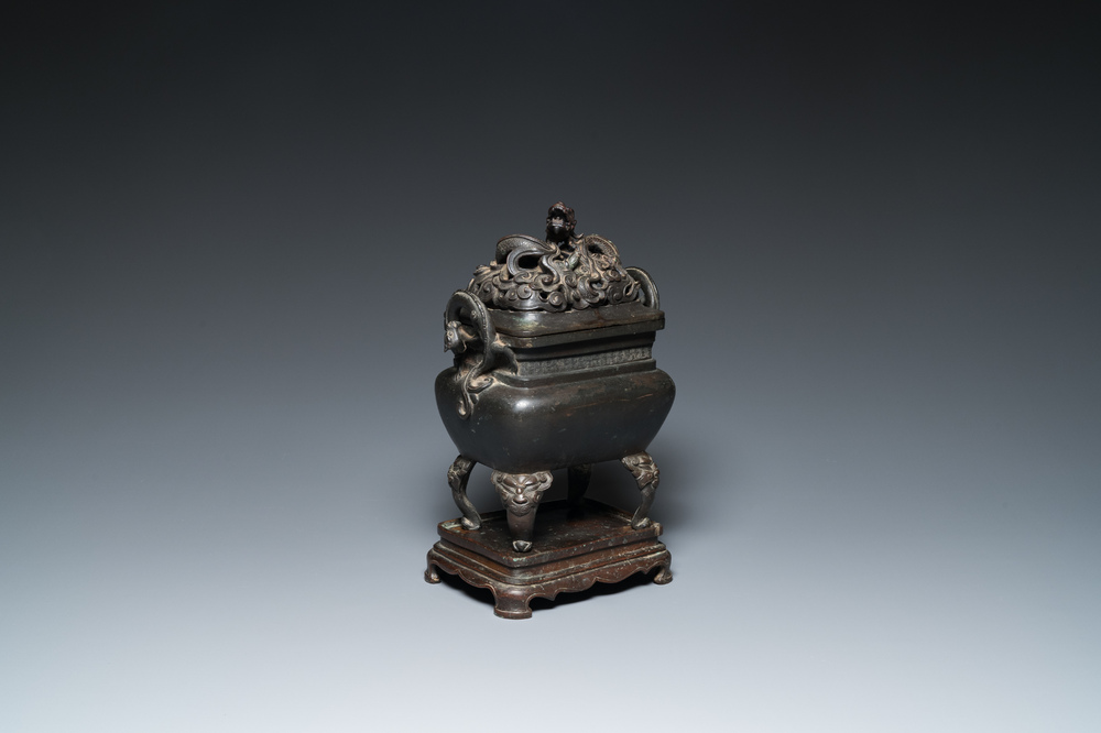 Br&ucirc;le-parfum aux dragons et son couvercle ajour&eacute; sur son support en bronze, Chine, 17&egrave;me