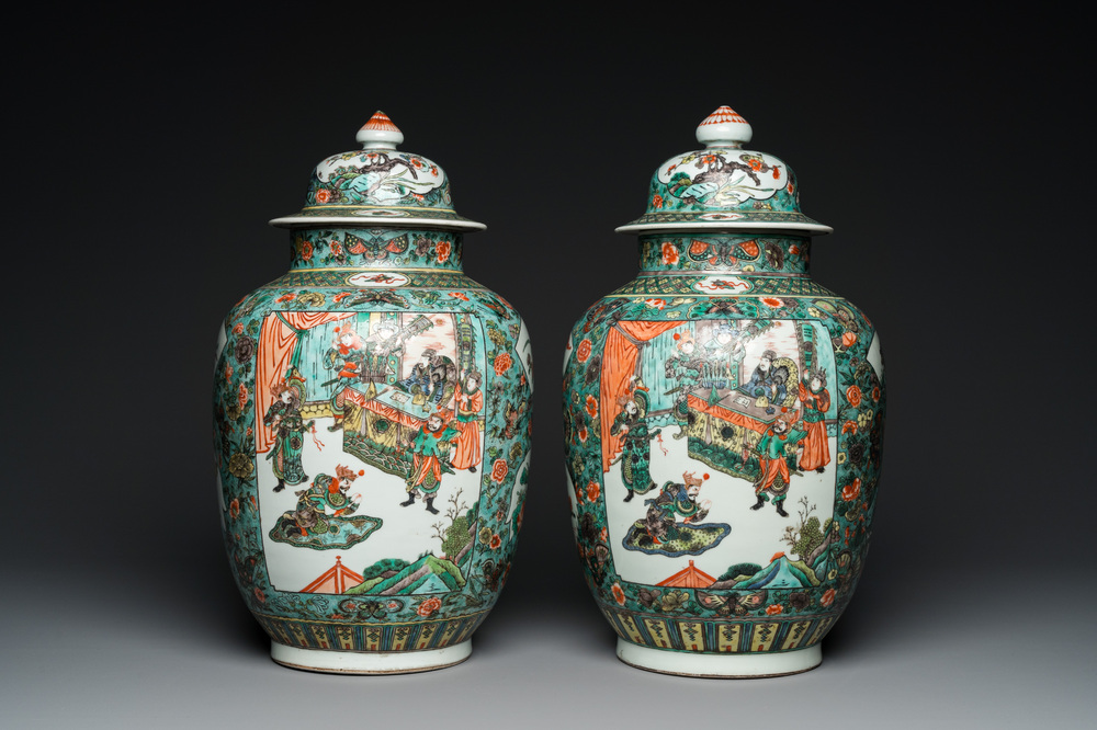 Paire de vases couverts en porcelaine de Chine famille verte, 19&egrave;me