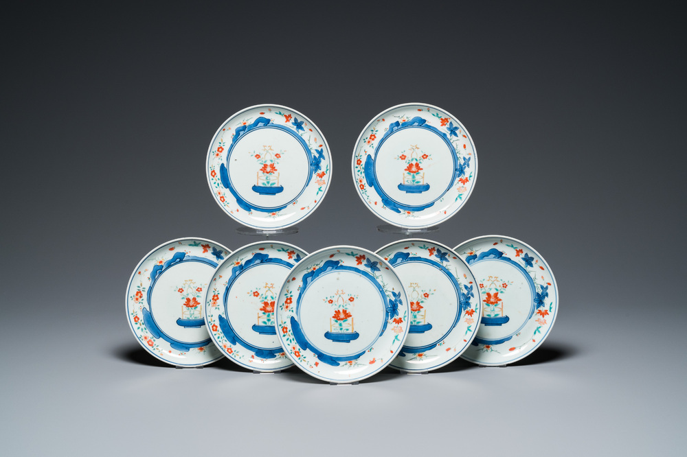 Sept assiettes en porcelaine de style Kakiemon &agrave; d&eacute;cor de paniers fleuris, Japon, marque de Chenghua, Edo, 17/18&egrave;me