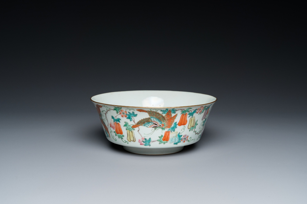 Bol en porcelaine de Chine famille rose &agrave; d&eacute;cor de papillons, marque et &eacute;poque de Jiaqing