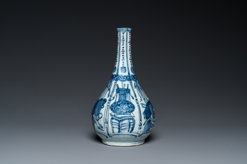 Vase de forme bouteille en porcelaine de Chine de type kraak en bleu et blanc, Wanli