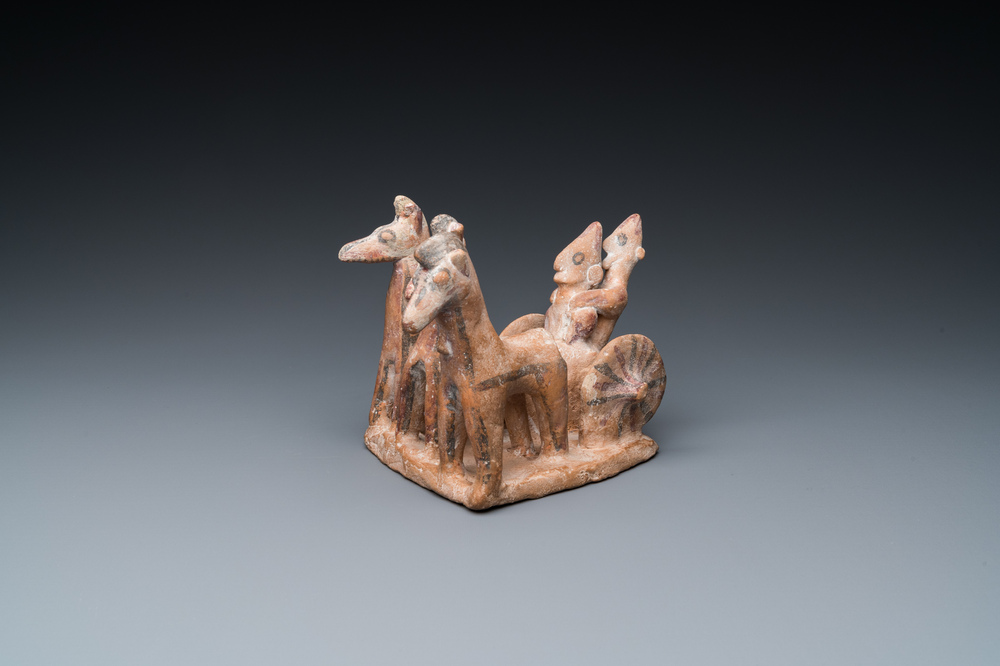 Een beschilderde terracotta groep met paarden die een kar trekken, Cyprus, ca. 8e eeuw v.C.