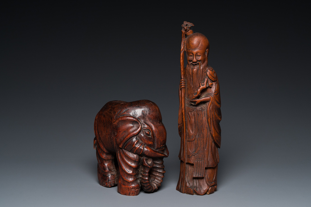 Une sculpture d'un &eacute;l&eacute;phant et une de Shou Lao en bois de bambou, Chine, 19/20&egrave;me