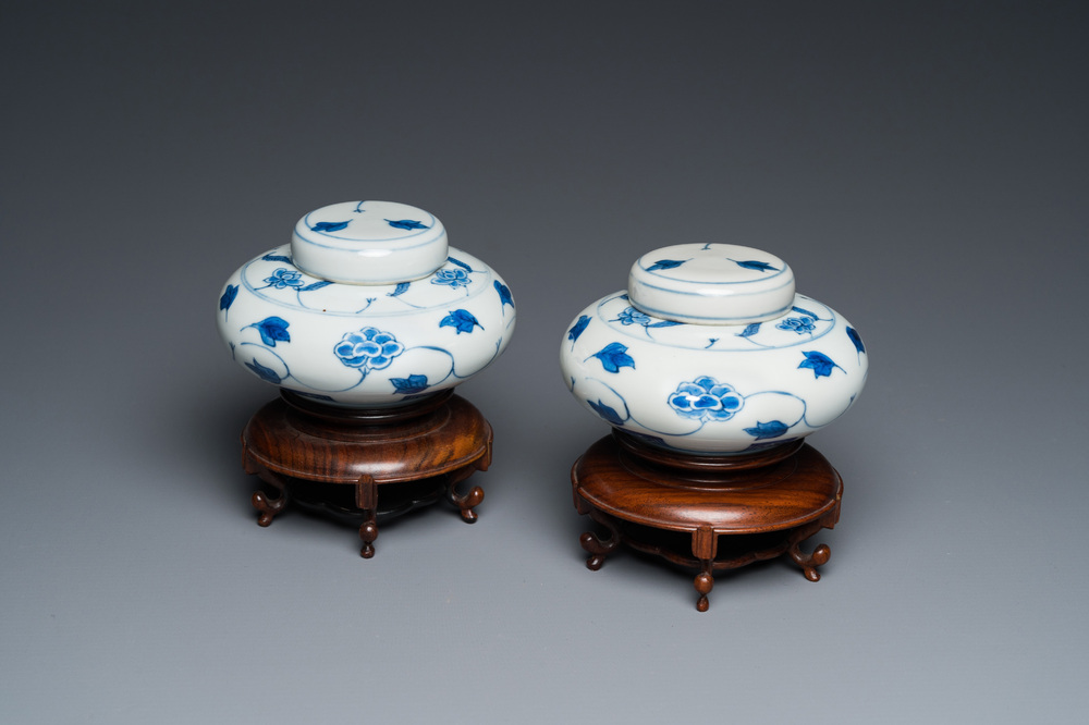 A pair of small Chinese blue and white covered vases on wooden stands, Xuande mark, 19/20th C.