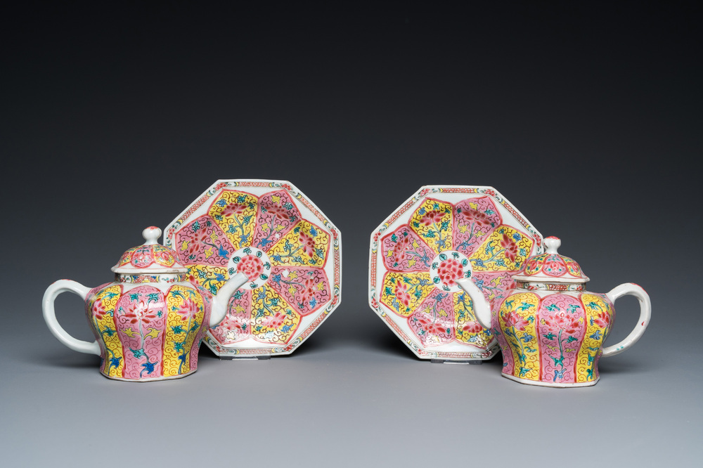 Een paar Chinese octagonale famille rose theepotten op onderschotels, Yongzheng