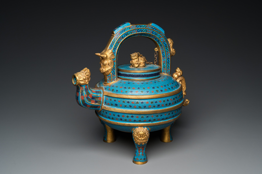 Grande verseuse &agrave; vin tripode et son couvercle en &eacute;maux cloisonn&eacute;s, Chine, 19/20&egrave;me