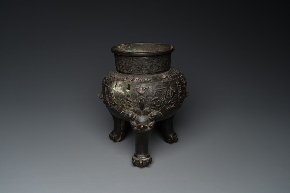 Een Chinese bronzen driepotige 'taotie' wierookbrander, Ming