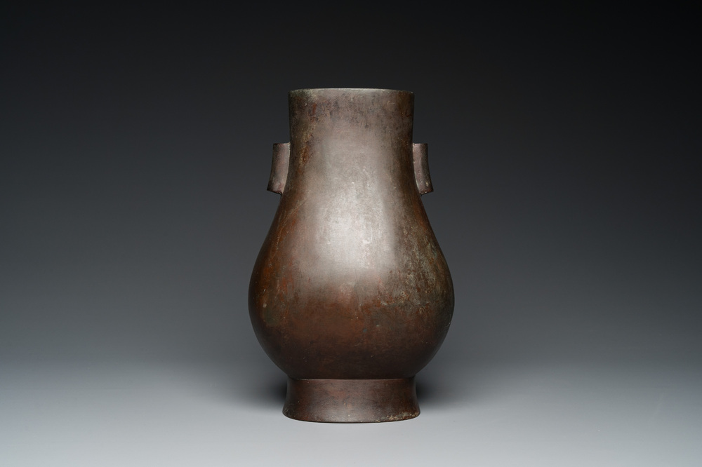 Een Chinese bronzen 'hu' vaas, Song/Yuan