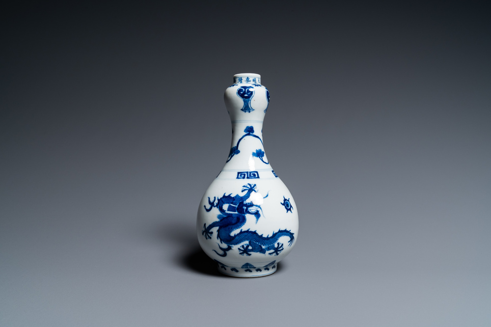 Vase de forme bouteille en porcelaine de Chine en bleu et blanc &agrave; d&eacute;cor de dragons, marque de Jiajing, 19/20&egrave;me
