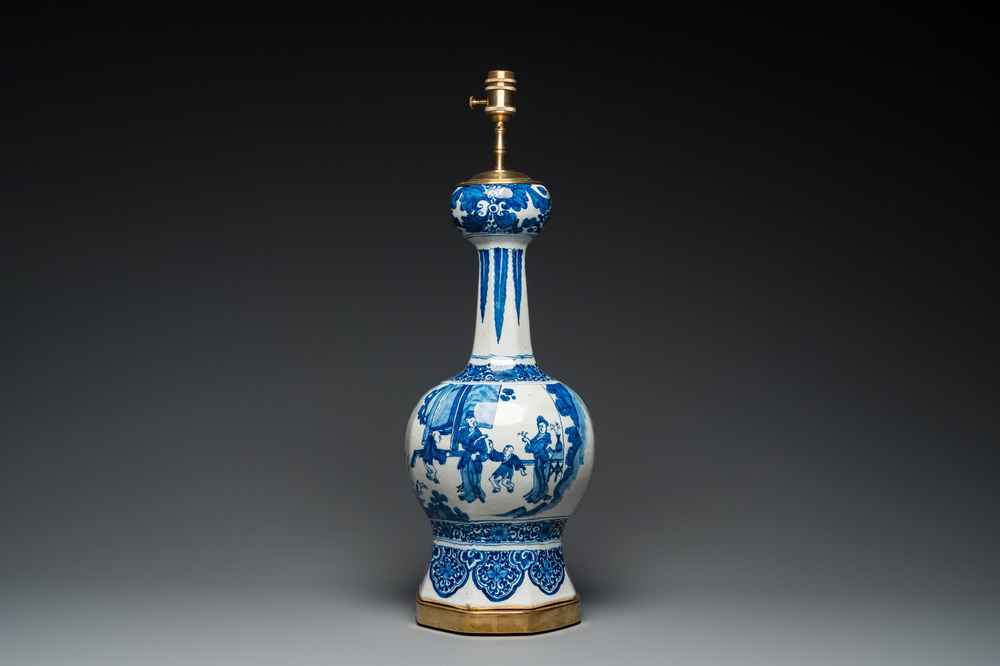 Grand vase en fa&iuml;ence de Delft en bleu et blanc &agrave; d&eacute;cor chinois mont&eacute; en lampe, 1er quart du 18&egrave;me