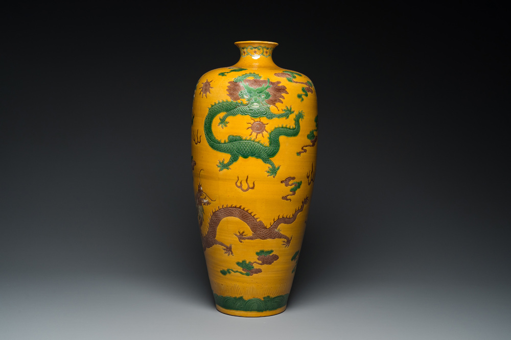 A large Chinese sancai-glazed 'meiping' vase with dragons, Kangxi mark, 19/20th C.