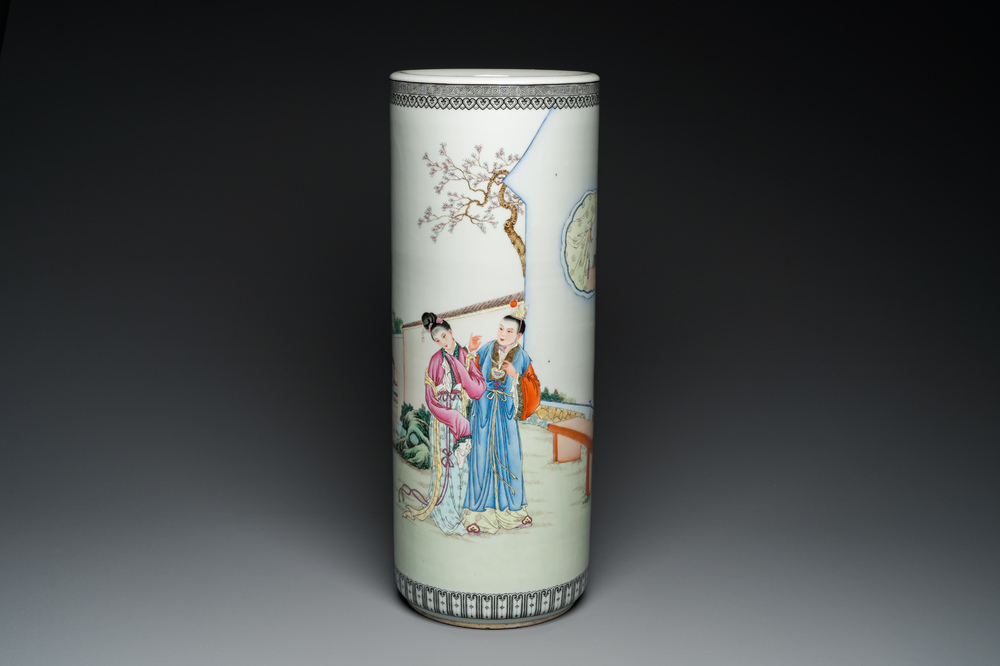 Vase de forme cylindrique en porcelaine de Chine famille rose, R&eacute;publique