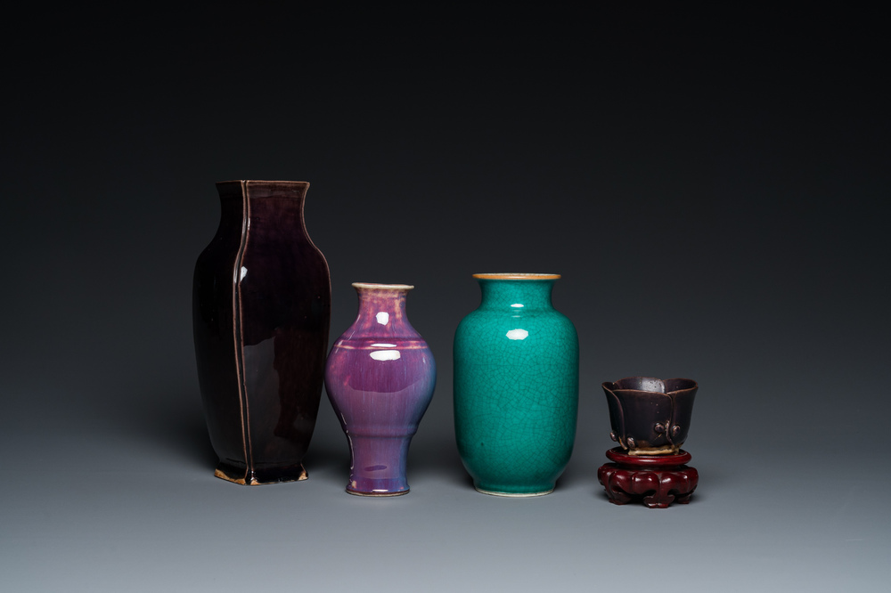 Trois vases en porcelaine de Chine monochrome et un bol en forme de lotus, Qing/R&eacute;publique