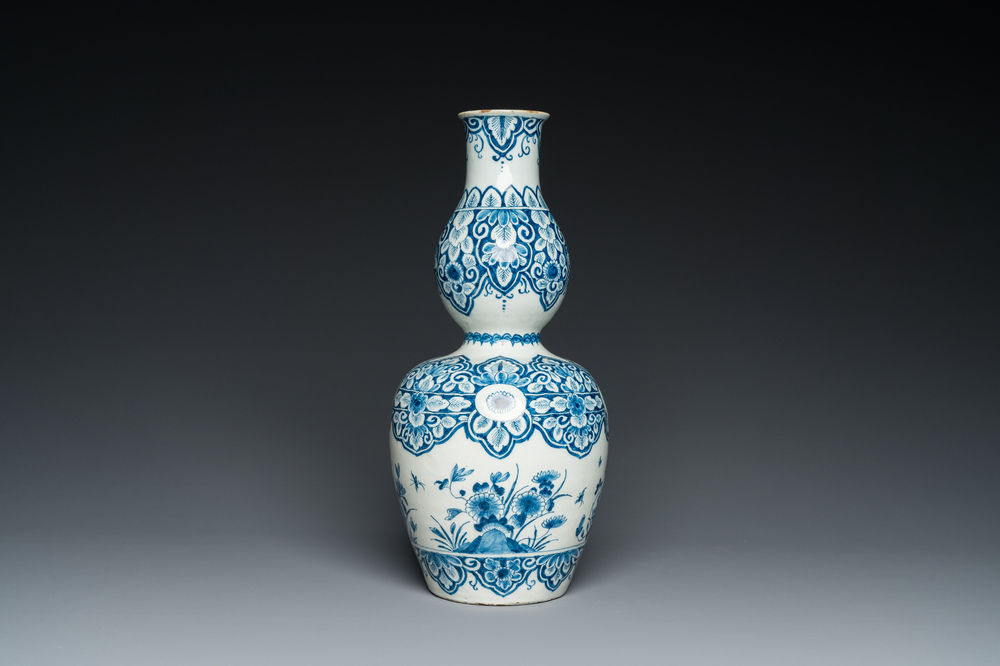A Dutch Delft blue and white double gourd vase, 1st quarter 18th C.