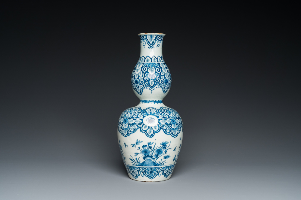 Vase de forme double gourde en fa&iuml;ence de Delft en bleu et blanc, 1er quart du 18&egrave;me