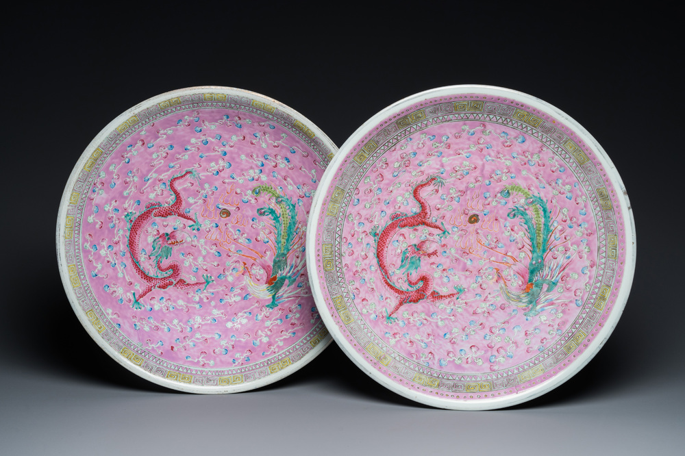 Paire de grands plats en porcelaine de Chine famille rose &agrave; d&eacute;cor d'un dragon et d'un ph&eacute;nix sur fond rose, 19&egrave;me
