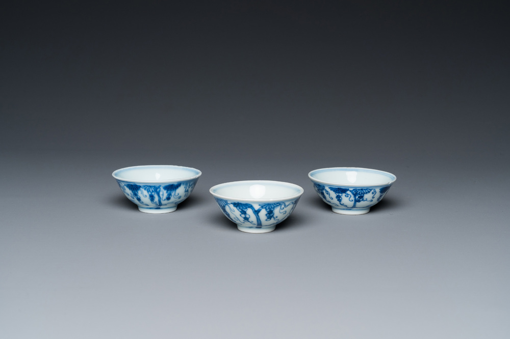 Trois bols en porcelaine de Chine en bleu et blanc &agrave; d&eacute;cor de vignes, marque et &eacute;poque de Yongzheng