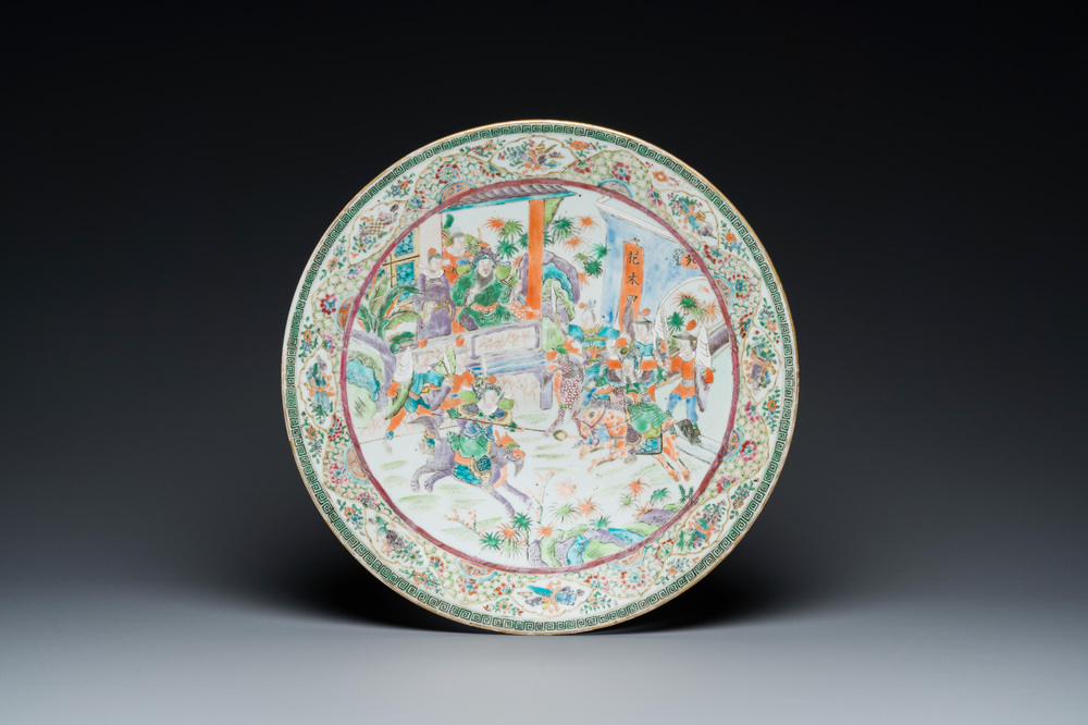 Plat en porcelaine de Chine famille rose de Canton &agrave; d&eacute;cor d'une sc&egrave;ne de guerre, Yongzheng