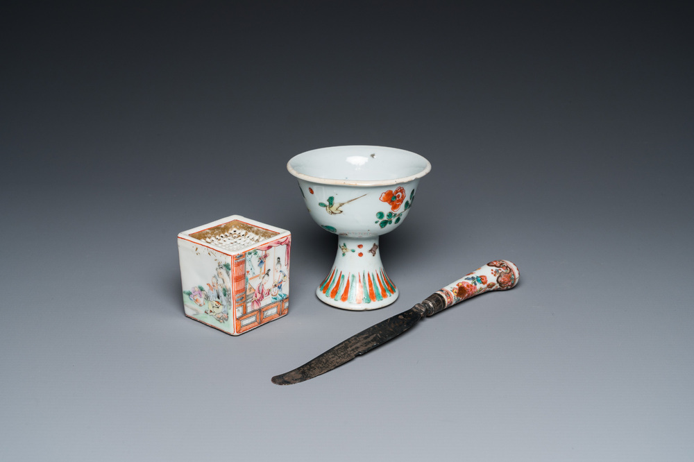 Een Chinese famille verte stem cup, een famille rose zandstrooier met mandarijns decor en een mesheft, Kangxi/Qianlong